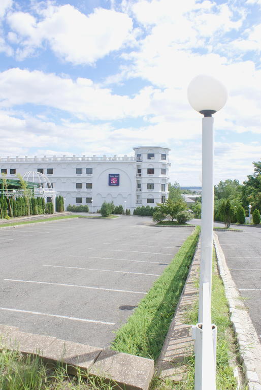 Raritan Hotel Edison Exterior photo